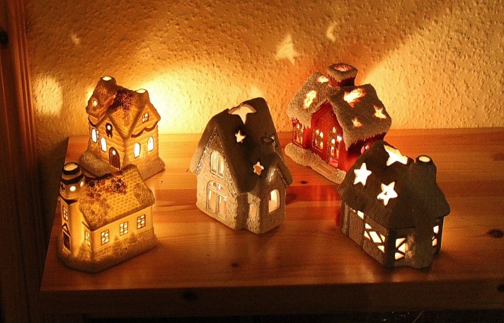 candles-houses-547346_1920